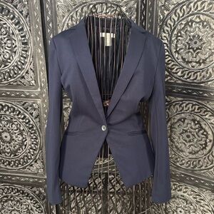 H&M relax blazer in navy blue. in great preowned condition. size 4.